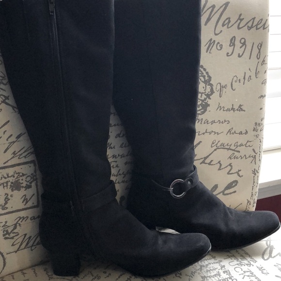 Black heeled boots - Picture 1 of 3